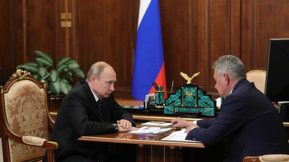 Presidente russo, Vladimir Putin, e o ministro da Defesa, Sergei Shoigu, conversam sobre o acidente em um submersível