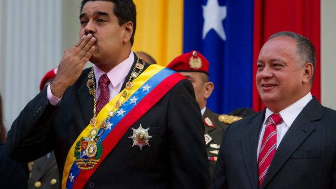 Nicolás Maduro, acompanhado pelo presidente da Assembleia Nacional Constituinte, Diosdado Cabello