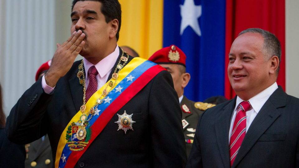 Oposição denuncia reunião de paramilitares na Venezuela para desestabilizar a América Latina Nicolás Maduro, acompanhado pelo presidente da Assembleia Nacional Constituinte, Diosdado Cabello
