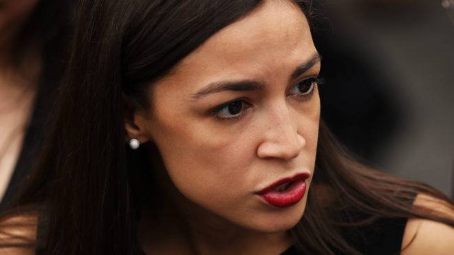 Deputada democrata Alexandria Ocasio-Cortez era alvo de paródias da menina que ficou conhecida como 'mini AOC'