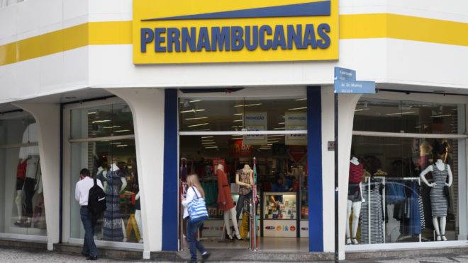 Fachada de uma das lojas Pernambucanas, em Curitiba.