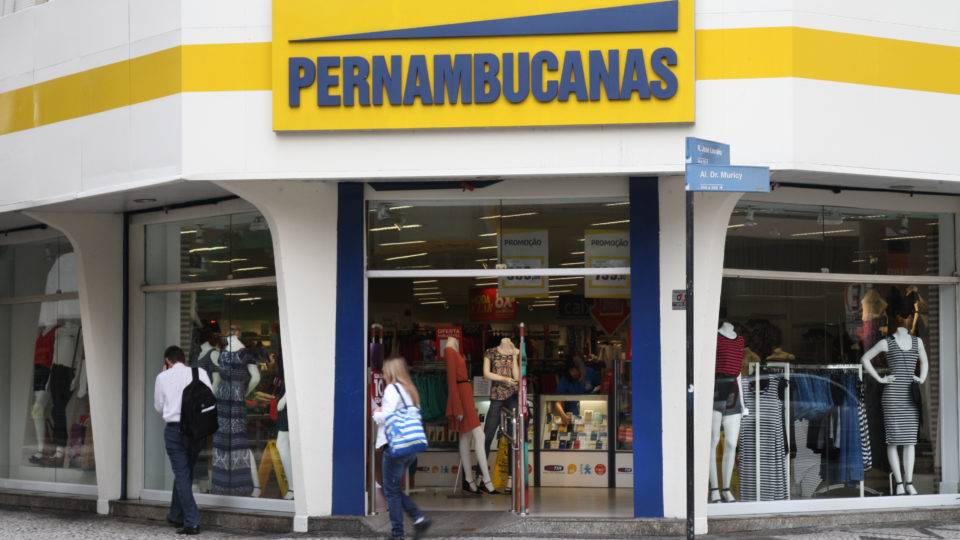 É loja ou banco? Pernambucanas e outras redes entram com tudo nos serviços financeiros Fachada de uma das lojas Pernambucanas, em Curitiba.
