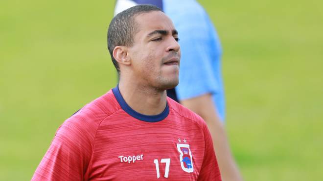 Atacante Jenison durante treino no Ninho da Gralha.