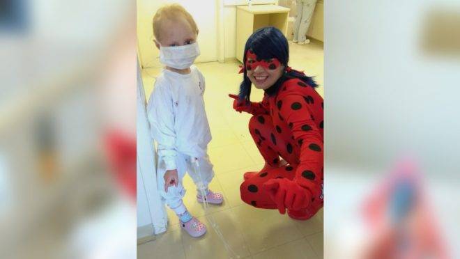 Alice conheceu sua heroína favorita graça aos voluntários do HC