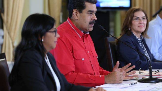 Nicolás Maduro, acompanhado pela vice-presidente do regime, Delcy Rodriguez