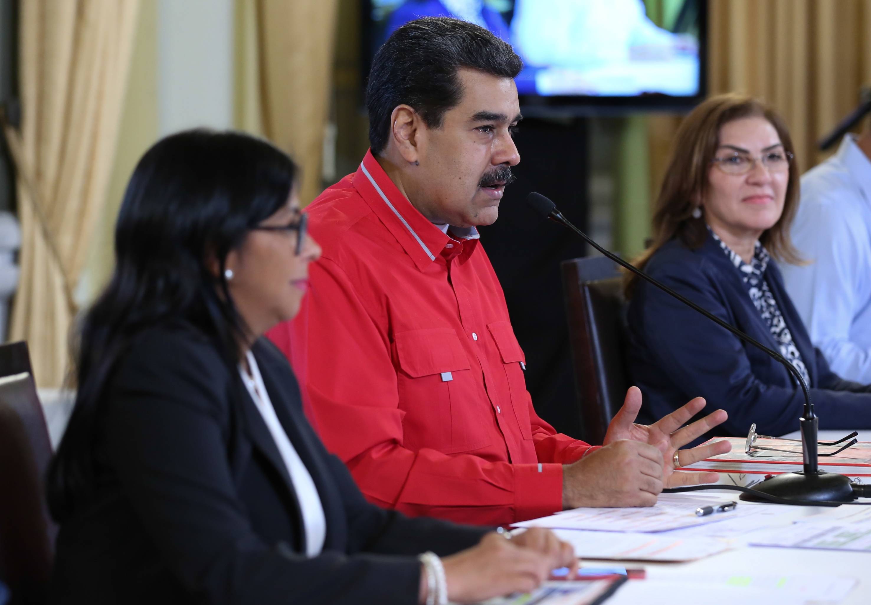 Nicolás Maduro, acompanhado pela vice-presidente do regime, Delcy Rodriguez