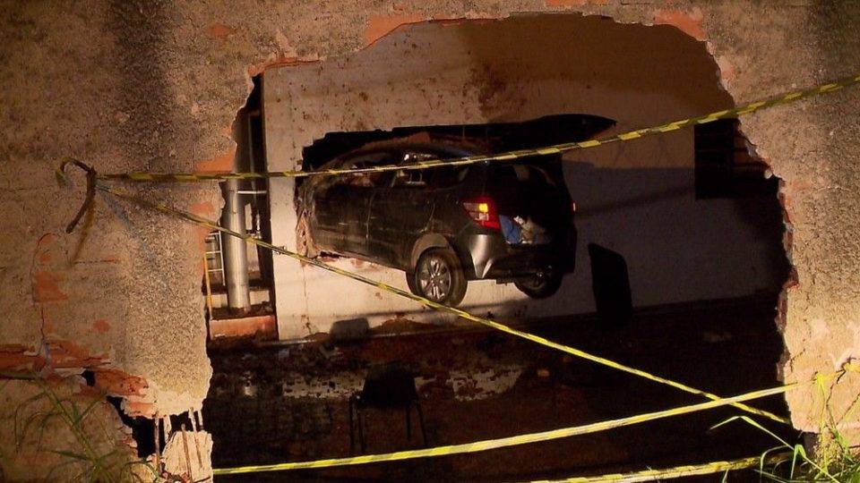 Carro bate em muro e parede em Curitiba