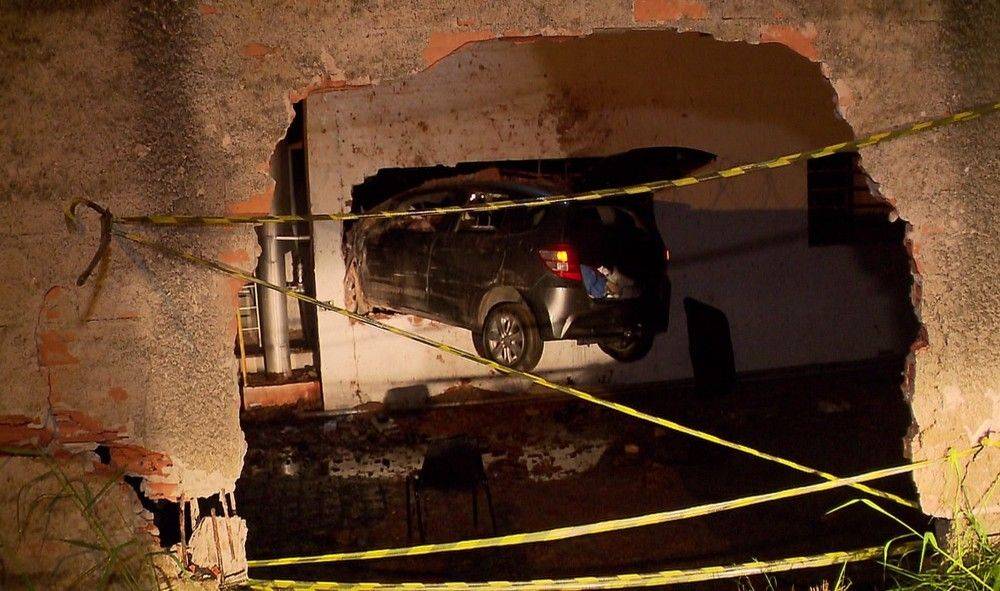 Carro bate em muro e parede em Curitiba