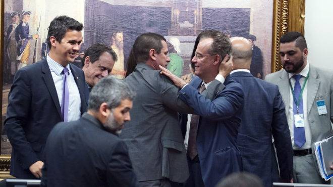 Presidente da comissão especial da reforma da Previdência na Câmara, Marcelo Ramos, e relator, Samuel Moreira, se cumprimentam após aprovação do relatório.