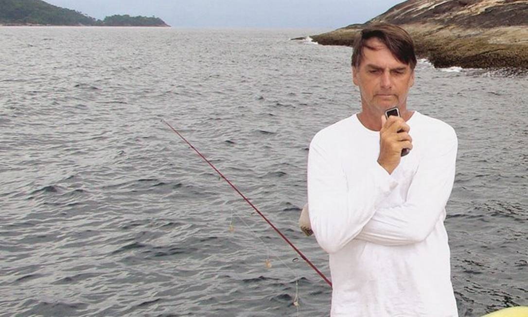 Presidente Jair Bolsonaro pesca em Angra dos Reis