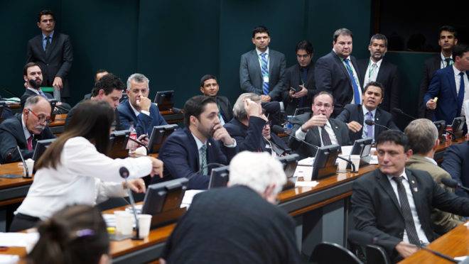 Sessão de votação da reforma da Previdência na comissão especial: após aprovação do texto-base, maioria dos deputados aprovou alívio a produtores rurais.
