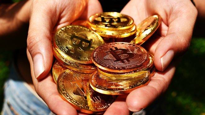 Com o lançamento da Libra, moeda própria do Facebook, criptomoedas como o Bitcoin ganham força e popularidade - e preocupam Estados e autoridades.