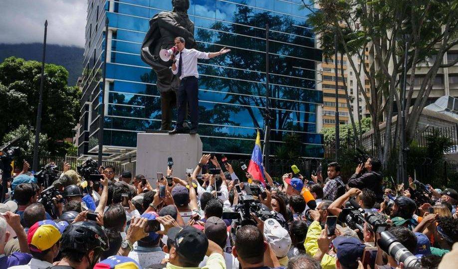 O presidente interino da Venezuela, Juan Guaidó, discursa durante marcha em protesto contra o regime de Maduro no dia da Independência do país, 5 de julho