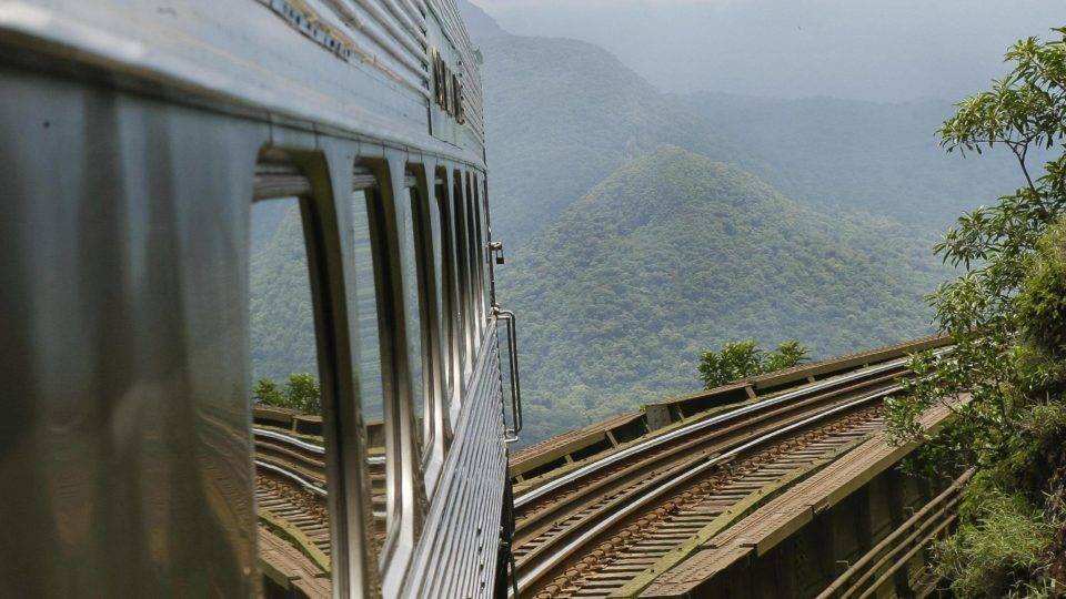 Estrada de ferro na Serra do Mar tem trecho sinuoso.