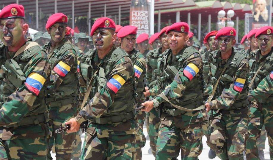 Soldados do exército da Venezuela marcham diante de Nicolás Maduro durante desfile militar em Caracas no dia da independência, 5 de julho