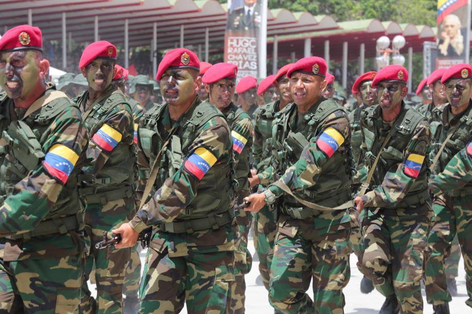 Soldados do exército da Venezuela marcham diante de Nicolás Maduro durante desfile militar em Caracas no dia da independência, 5 de julho