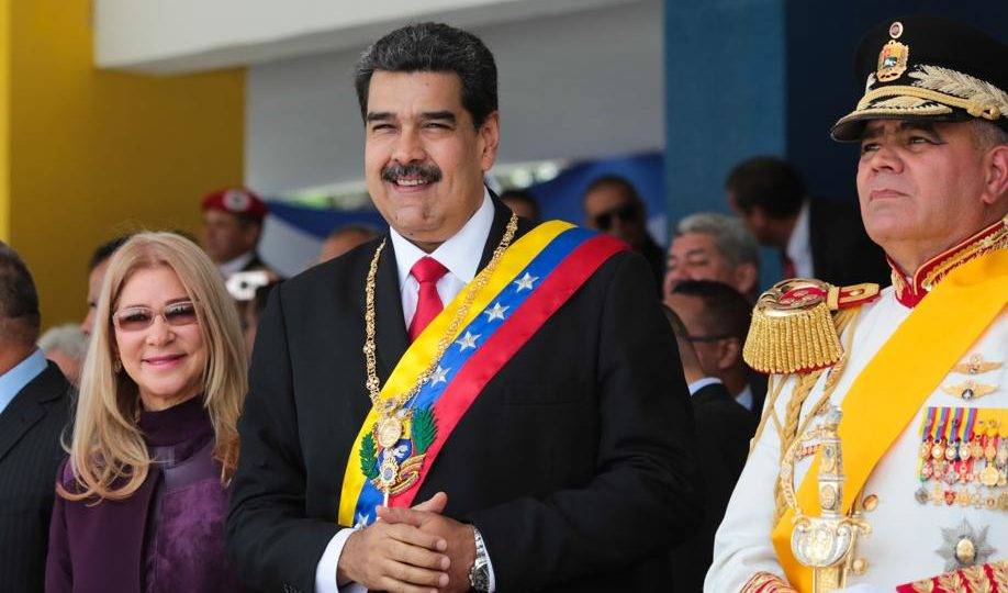 O ditador da Venezuela, Nicolás Maduro, com sua esposa, Cilia Flores, e o ministro da Defesa, Vladimir Padrino, durante desfile militar em Caracas, no dia da Independência, 5 de julho