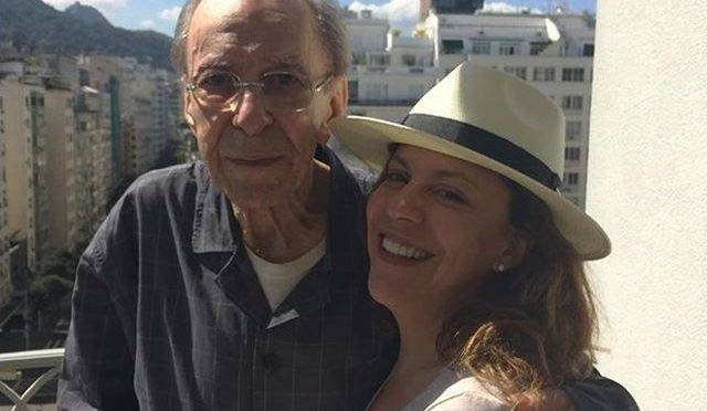 O músico João Gilberto e sua filha Bebel Gilberto em 2015