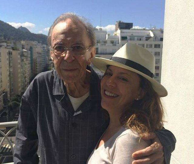 O músico João Gilberto e sua filha Bebel Gilberto em 2015