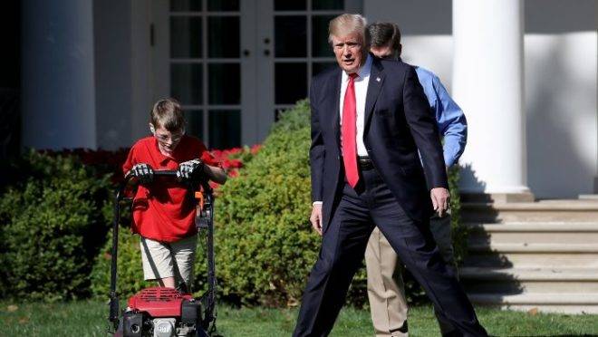 A imagem, de setembro de 2017, mostra quando um menino de 11 anos se ofereceu para cortar a grama na Casa Branca.