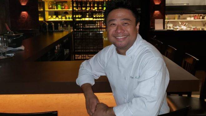 Chef Flávio Miyamura ensina a cozinhar na wok e depois serve os pratos. No outro dia lança seu Banquete Asiático.