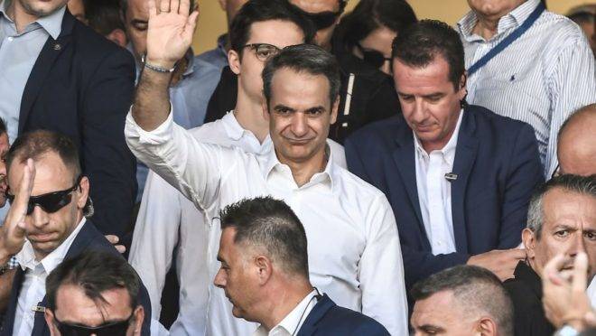 A imagem mostra o líder do partido conservador Nova Democracia, Kyriakos Mitsotakis, após votar em Atenas, neste domingo (7).