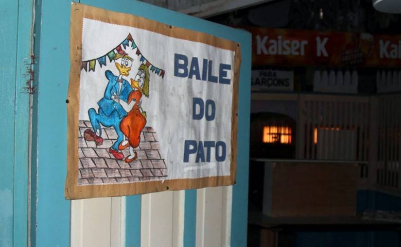 Bandidos usam fim do Baile do Pato para aplicar novo golpe na internet Cartaz com dois patos de terno e vestido dançando colado em uma parto e escrito “Baile do Pato” do lado