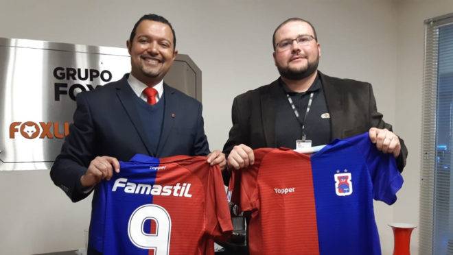 Vice-presidente do Paraná Clube, Jamil Thomaz (esquerda), assina contrato com o representante da Foxlux, Eloir Pereira Padilha Júnior.