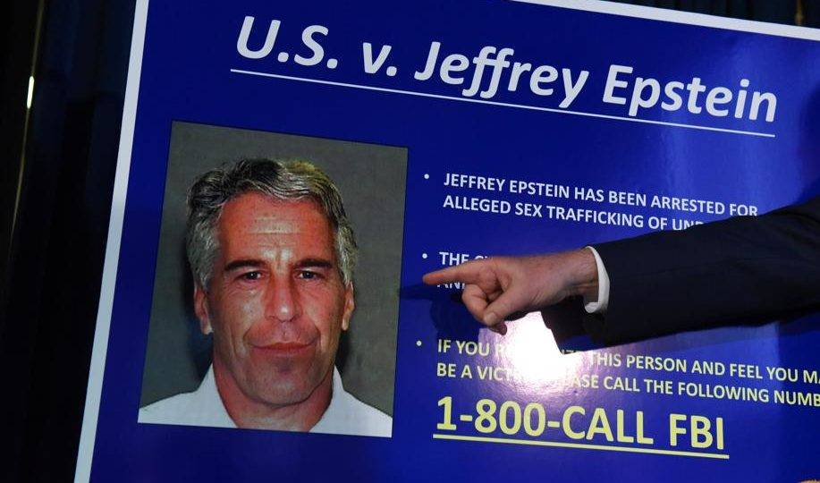 Reflexões sobre a morte de Jeffrey Epstein Procurador dos EUA para o Distrito Sul de Nova York Geoffrey Berman anuncia acusações contra Jeffery Epstein em 8 de julho de 2019 em Nova York. Epstein é acusado de tráfico sexual de menores e conspiração para se envolver em tráfico sexual de menores