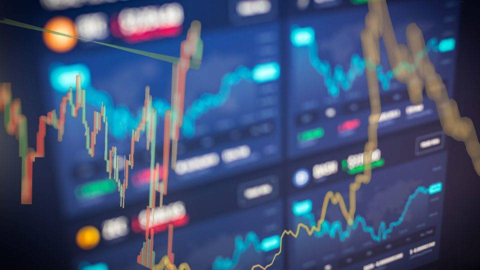 Empresas oferecem na internet ganhos que podem passar de 1% ao dia. A CVM está de olho Monitor mostra cotação de criptmoedas.