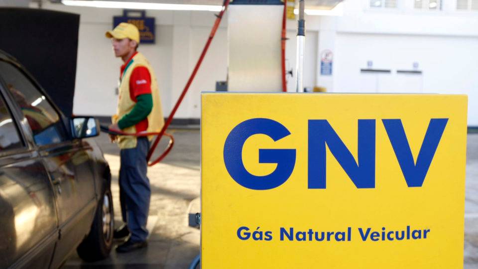 Carro abastece com gás natural