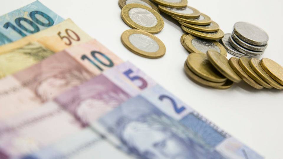 Uma reforma tributária com sabor de revolução Notas e moedas de reais. Foto: Marcelo Andrade/Gazeta do Povo