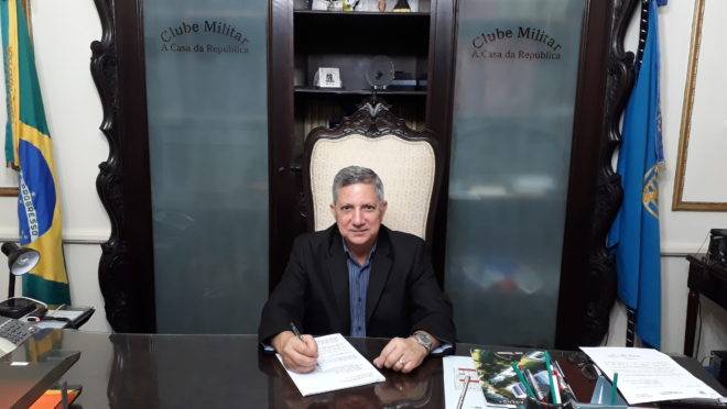 O general Eduardo José Barbosa, presidente do Clube Militar, em seu gabinete.
