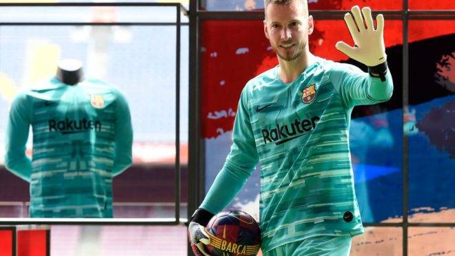 Goleiro Neto foi apresentado no Barça e evitou polêmicas sobre o brasileiro Neymar. Foto: Josep Lago/AFP