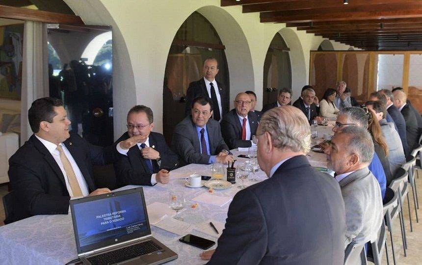 Senado vai apadrinhar outra PEC para a reforma tributária Líderes de partido do Senado Federal se reuniram nesta terça-feira (9) e fecharam acordo para tramitação de reforma tributária
