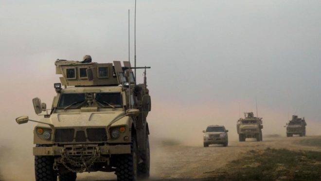 Veículos militares da coalizão apoiada pelos EUA contra o Estado Islâmico em operação para expulsar jihadistas na província de Deir Ezzor, 21 de fevereiro de 2019
