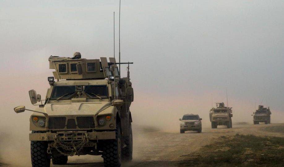 Veículos militares da coalizão apoiada pelos EUA contra o Estado Islâmico em operação para expulsar jihadistas na província de Deir Ezzor, 21 de fevereiro de 2019