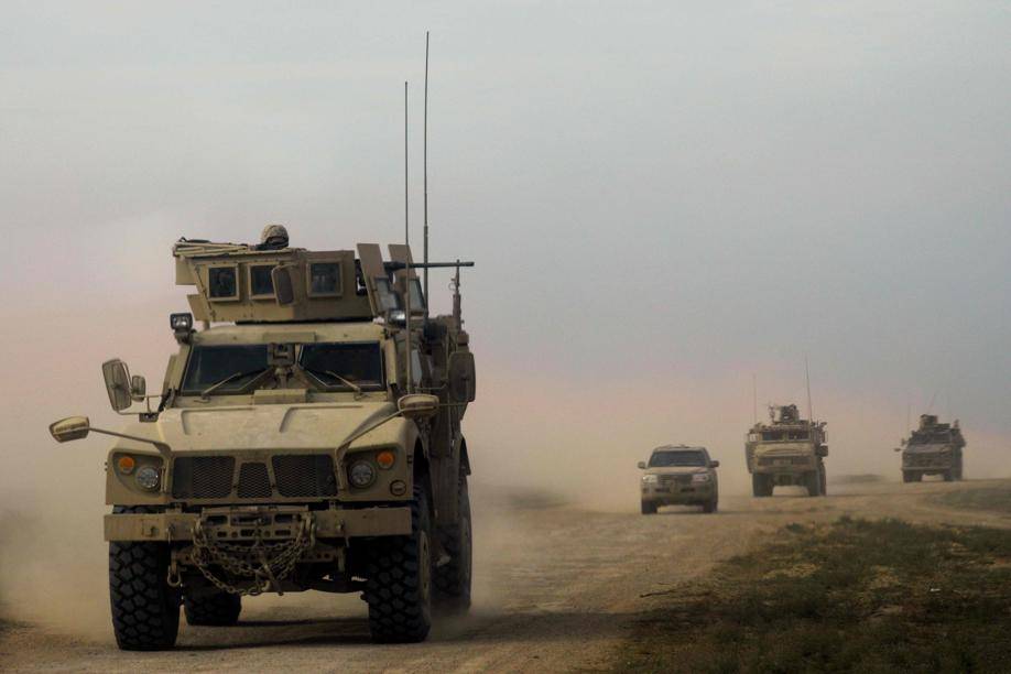 Veículos militares da coalizão apoiada pelos EUA contra o Estado Islâmico em operação para expulsar jihadistas na província de Deir Ezzor, 21 de fevereiro de 2019