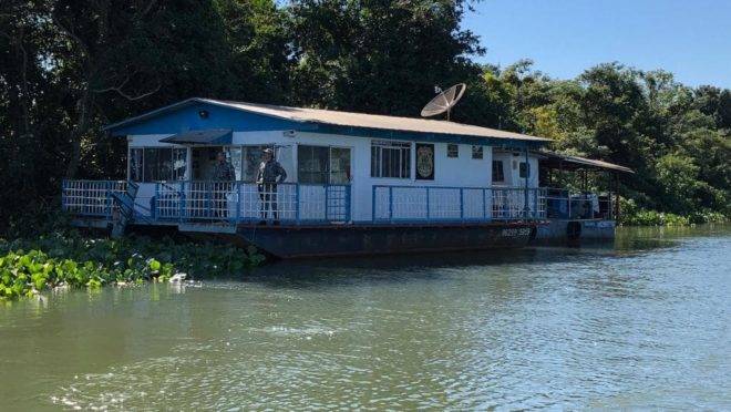 Chalana é usada em combate a contrabando no Rio Paraná