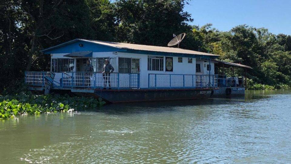 Chalana é usada em combate a contrabando no Rio Paraná