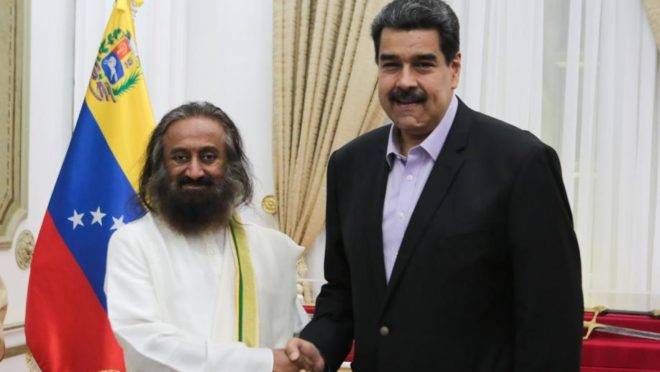 O ditador da Venezuela Nicolás Maduro (à direita) cumprimenta o guru indiano Sri Sri Ravi Shankar no Palácio de Miraflores, em Caracas. Maduro disse que convidou o guru para que ele ajude a resolver a crise da Venezuela