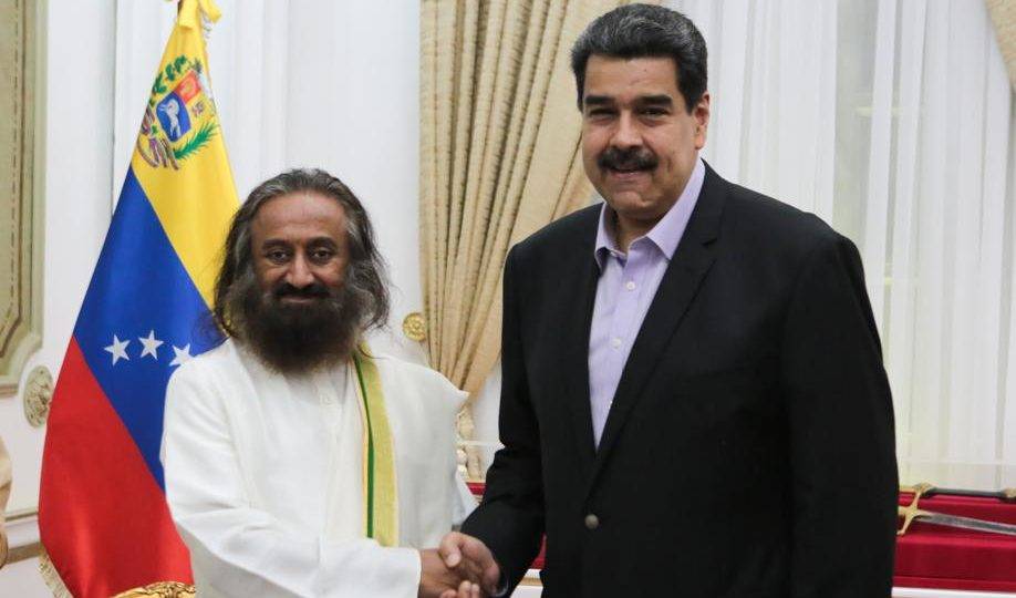 O ditador da Venezuela Nicolás Maduro (à direita) cumprimenta o guru indiano Sri Sri Ravi Shankar no Palácio de Miraflores, em Caracas. Maduro disse que convidou o guru para que ele ajude a resolver a crise da Venezuela