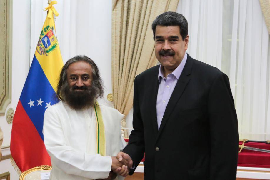 O ditador da Venezuela Nicolás Maduro (à direita) cumprimenta o guru indiano Sri Sri Ravi Shankar no Palácio de Miraflores, em Caracas. Maduro disse que convidou o guru para que ele ajude a resolver a crise da Venezuela
