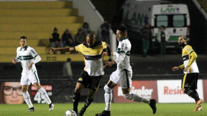 Coritiba saiu na frente, mas cedeu o empate e perdeu a chance de encostar no G4