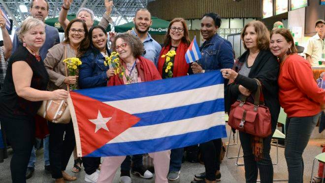 Médicos e médicas de Cuba que trabalharam no programa Mais Médicos deixam o Brasil. O registro é de dezembro de 2018.