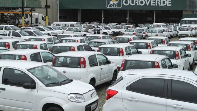 Pátio da Ouro Verde, empresa de locação de máquinas e veículos.
