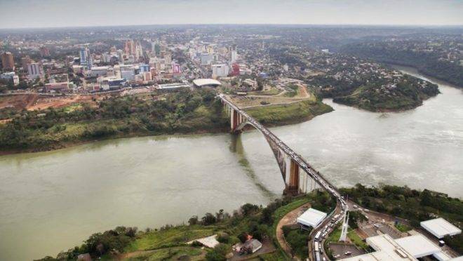 A Ponte da Amizade, na fronteira do Paraguai com o Brasil, em Foz do Iguaçu.