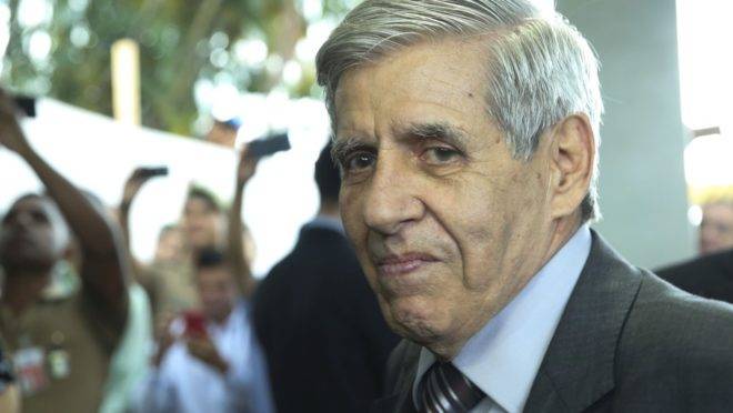 Mais cedo, pelo Twitter, o ministro explicou as declarações: "É preciso separar as coisas".