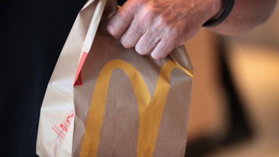 Hambúrgueres do McDonald’s terão desmatamento zero até o final de 2020 Entre as ações divulgadas pela empresa está o apoio a selos de sustentabilidade globais para os seus produtos. As embalagens, por exemplo, possuem o selo FSC para madeira de origem certificada.