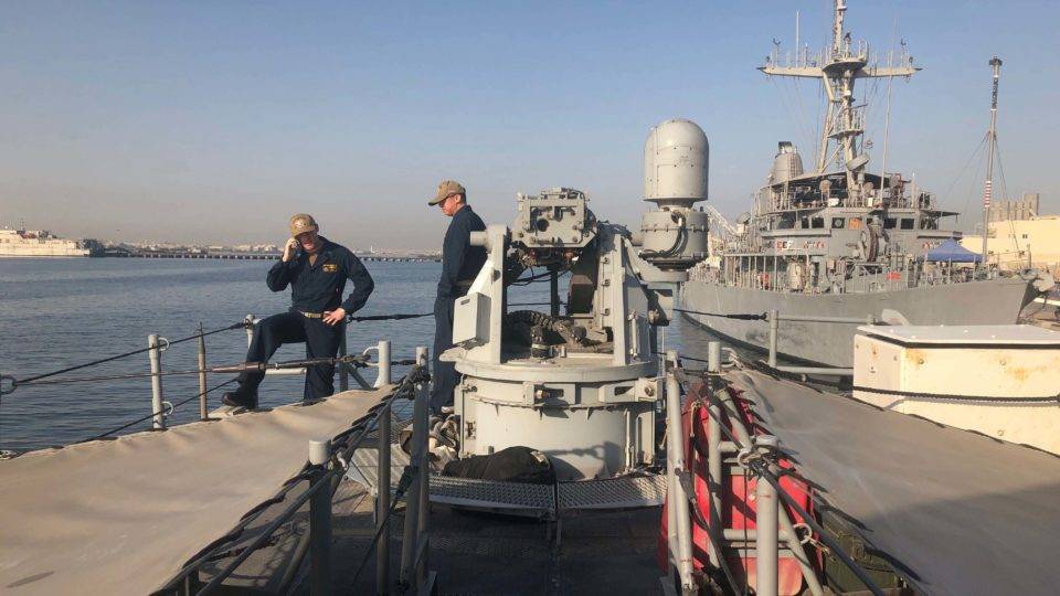 O tenente Erik Anastos e o comandante Yilei Liu a bordo do USS Whirlwind perto da costa do Bahrein em 30 de junho